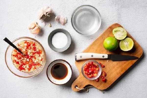 Tỏi ớt băm nhuyễn là chìa khóa tạo thẩm mỹ cho nước chấm