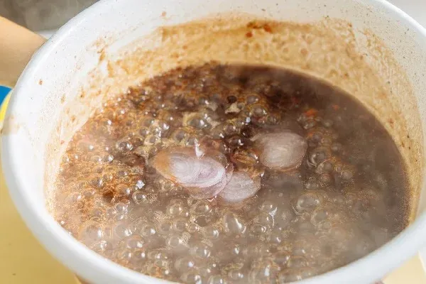 Nước xốt me sánh đặc phù hợp cho các món cuốn có tôm hoặc thịt heo nướng