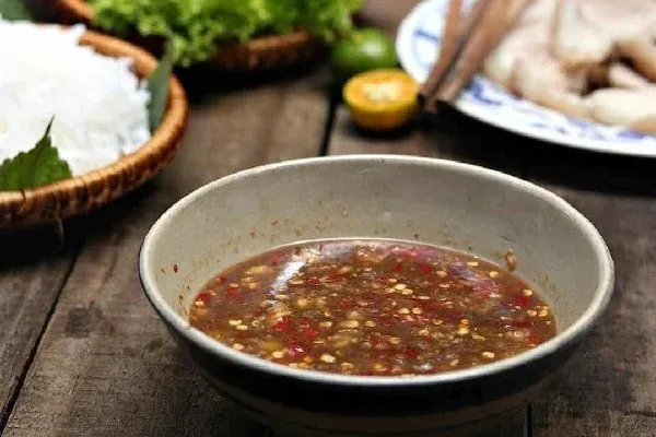 Mắm nêm pha thơm mang lại hương vị đặc trưng của vùng biển miền Trung