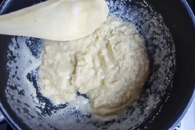 Nấu nước sốt cari trên bếp lửa nhỏ