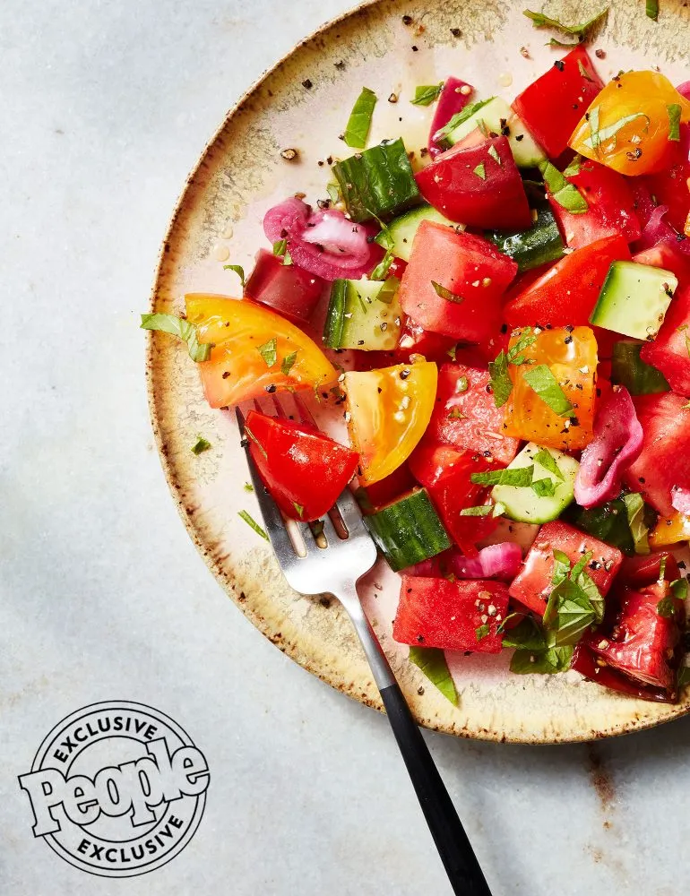 Salad trộn dưa hấu cà chua lạ miệng và thanh nhiệt cực tốt