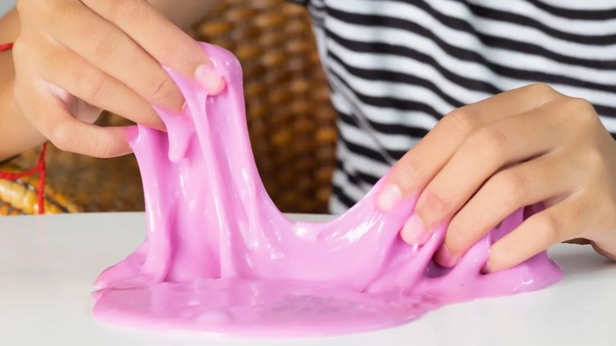 Trẻ em chơi slime