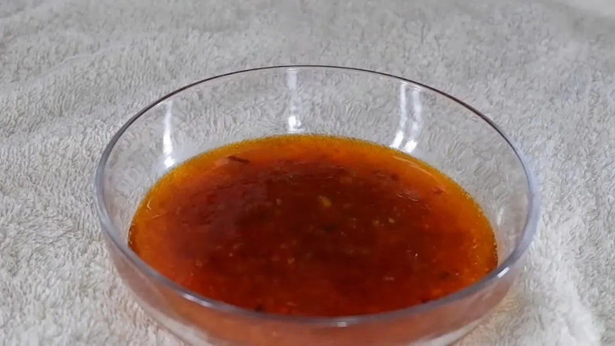 Chọn nguyên liệu tươi là bước đầu tiên trong cách làm nước sốt bánh mì muối ớt