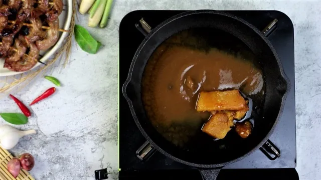 Công đoạn đun chảy đường thốt nốt pha nước sốt me chấm đồ nướng