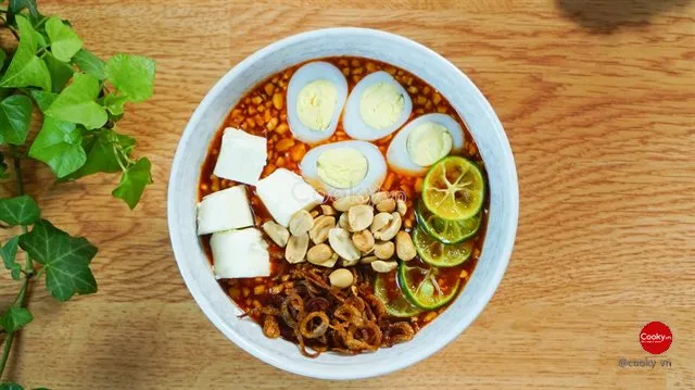 Thêm topping giúp nước sốt chấm bánh tráng thêm đậm đà