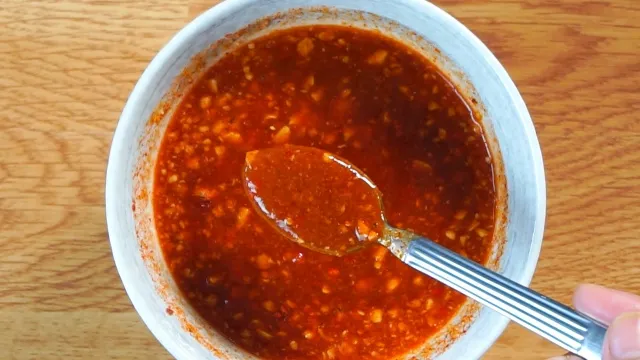 Khuấy đều hỗn hợp sốt bám dính tốt