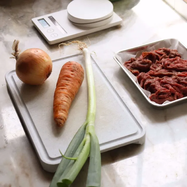 Chuẩn bị nguyên liệu thịt bò và rau củ