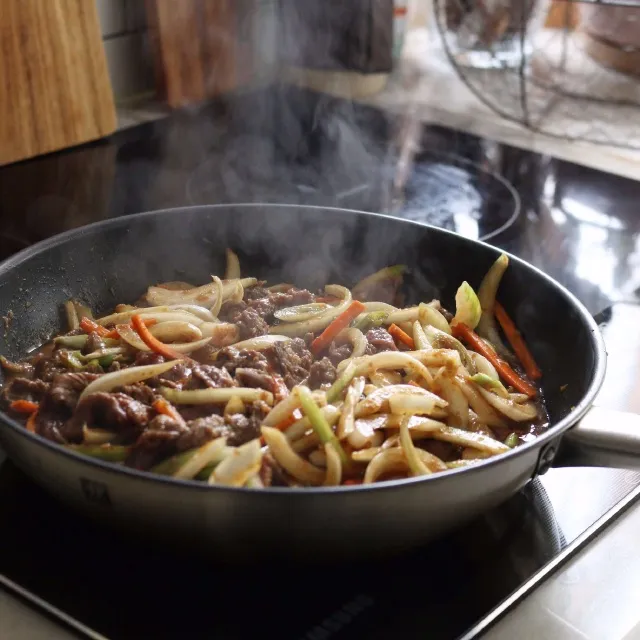 Xào thịt bò trên lửa lớn