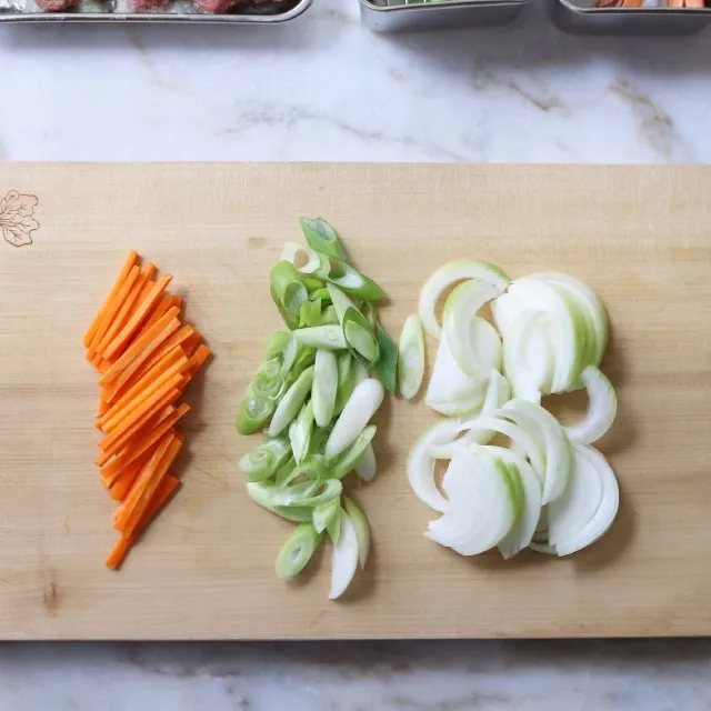 Trộn đều gia vị với thịt bò