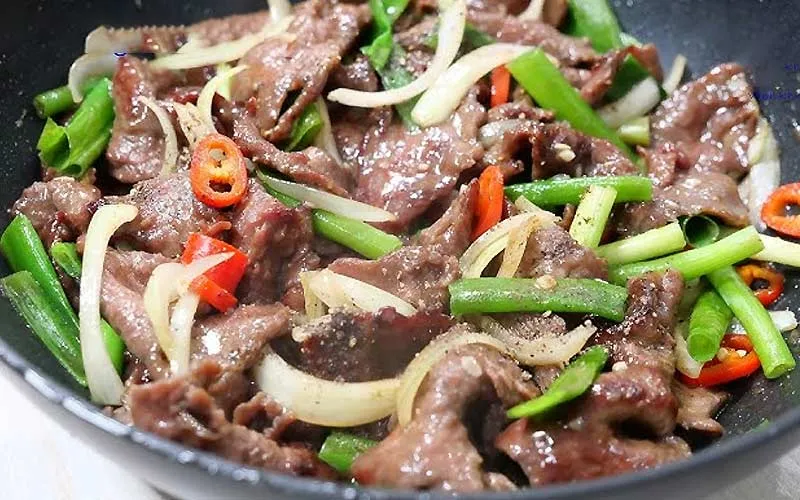 Cách làm thịt bò xào hành tây thơm ngon không bị hăng