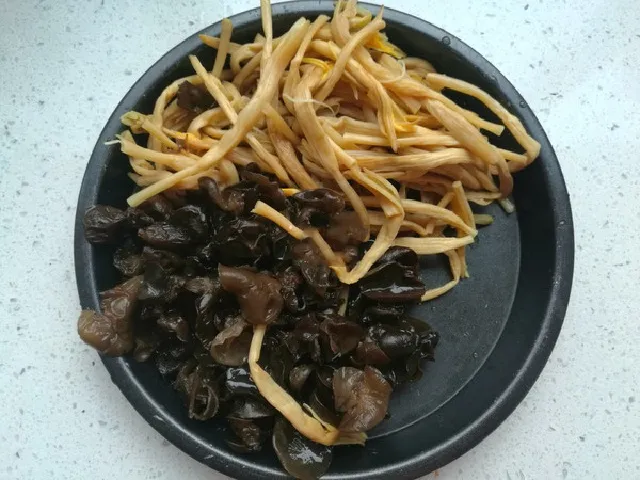 Nấm mèo và rau củ sau sơ chế