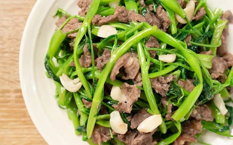 Món thịt bò xào rau muống tỏi phi thơm lừng