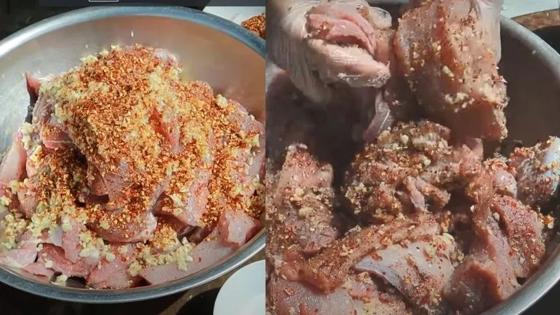 Công đoạn tẩm ướp thịt heo với mắc khén, gừng, tỏi và ớt bột