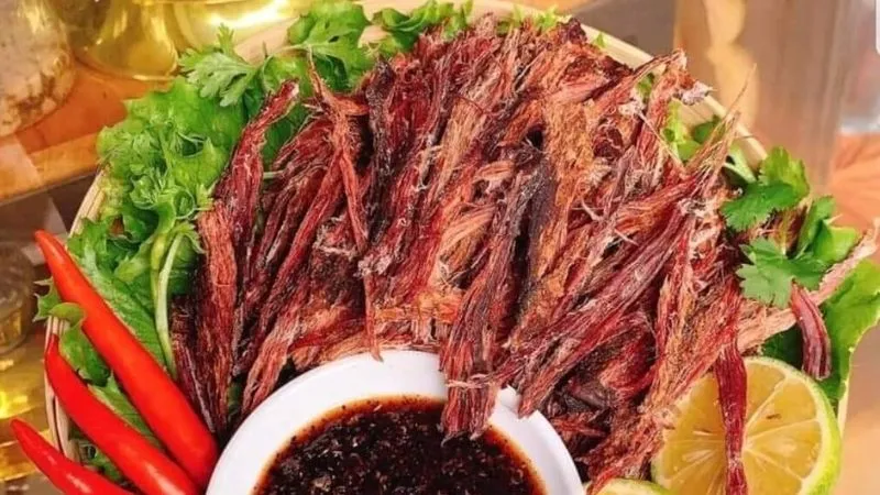 Cận cảnh thớ thịt heo gác bếp đỏ hồng, đậm đà sau khi hoàn thiện