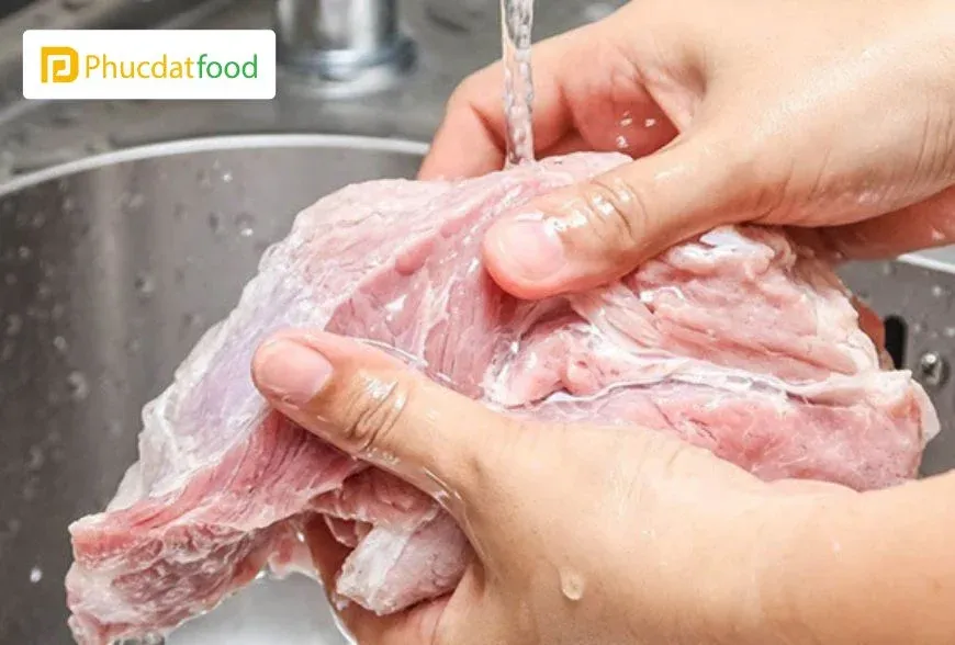 Giảm mùi hôi khi luộc thịt bằng cách làm sạch với muối