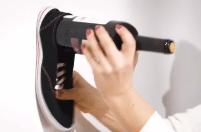 Cách mở chai rượu vang không cần dùng đồ khui bằng đế giày