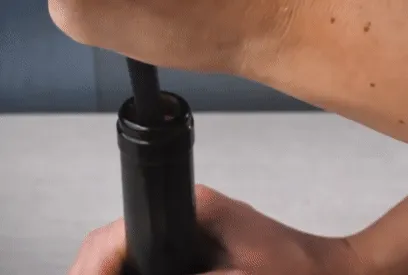 Cách mở chai rượu vang không cần dùng đồ khui bằng bút bi