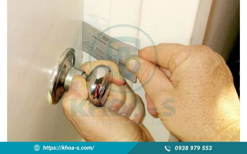 Cách mở khóa cửa nắm tròn bằng thẻ ATM hoặc thẻ cứng