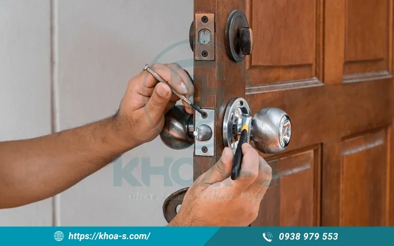 Dùng tua vít nhỏ hoặc kẹp giấy để mở khóa nắm tròn