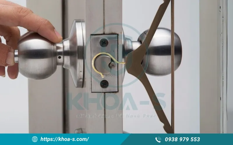 Mở khóa bằng móc quần áo hoặc dây thép