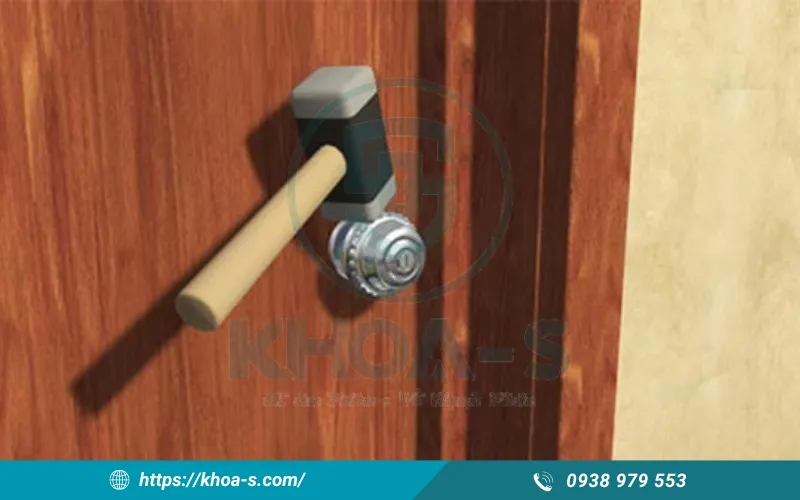 Cách phá khóa cửa tay nắm tròn từ bên ngoài bằng búa