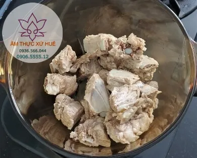 Luộc sơ sườn sau đó rửa sạch ( chi tiết: xem thêm tại clip )