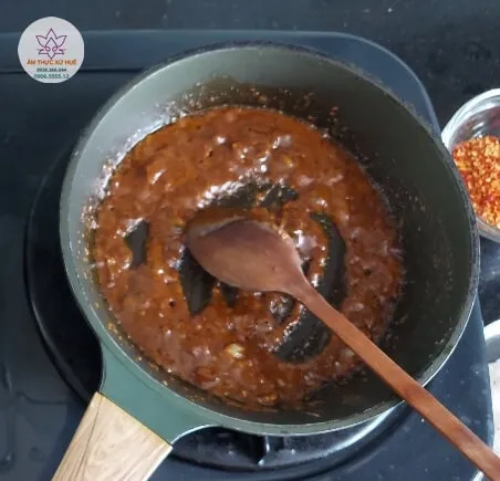 Xào ruốc sau đó cho vào nồi bánh canh khô huế