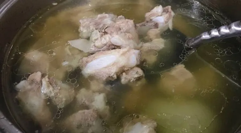 Hầm xương lửa nhỏ và chú ý hớt bọt để nước dùng trong hơn