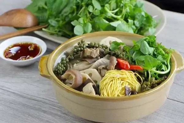 Mẹ bầu nên kiểm soát lượng tiêu xanh để tránh nóng trong