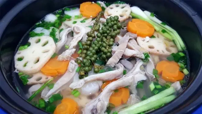 Hầm bao tử với nước dừa tươi để có vị ngọt tự nhiên