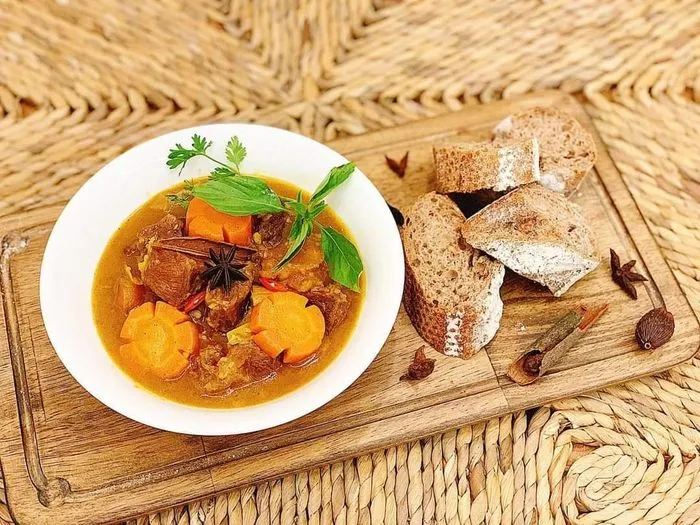 Thịt bò và cà rốt được sơ chế sạch sẽ