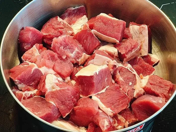 Quá trình xào thịt bò và thêm gia vị