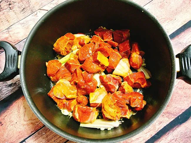 Thịt bò đang được ninh mềm cùng cà rốt