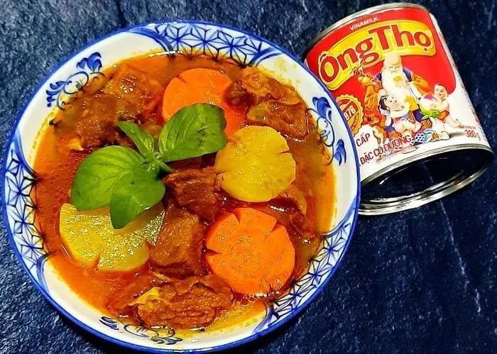 Món bò kho cà rốt được trình bày đẹp mắt cùng bánh mì