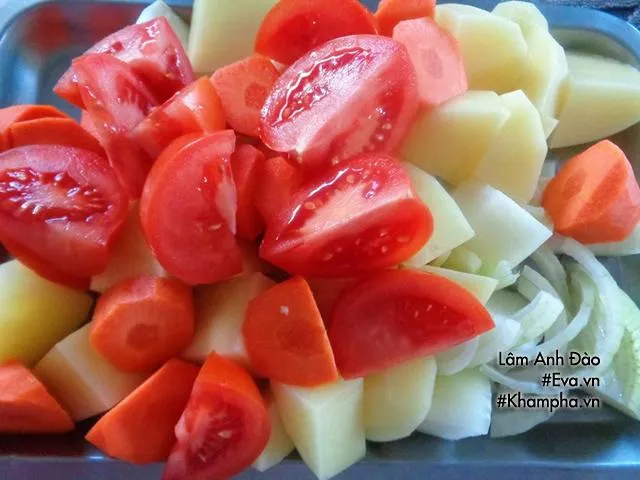 Thịt bò tươi được thái miếng vuông to, chuẩn bị cho khâu ướp gia vị cách nấu bò kho nước dừa