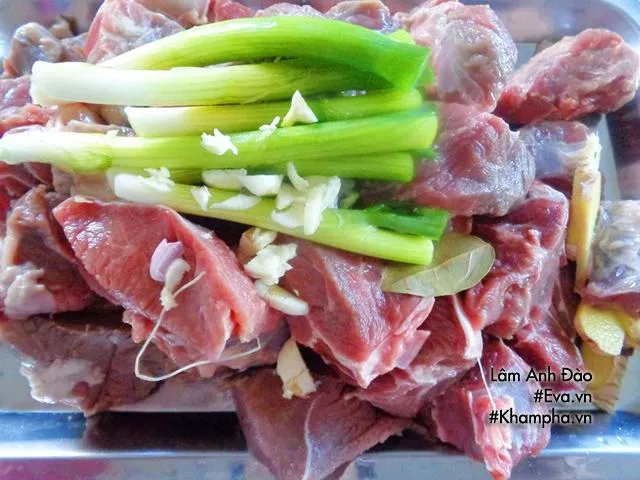 Thịt bò đã được trộn đều với các loại gia vị như dầu điều, tỏi, hành băm và bột cà ri để tăng hương vị bò kho