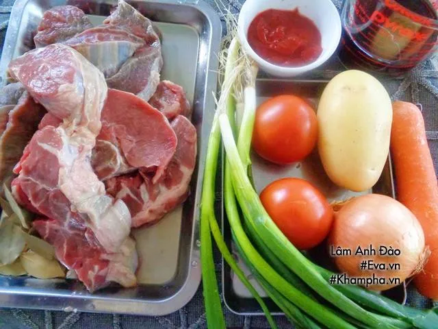 Nguyên liệu thịt bò, cà rốt, gia vị và nước dừa được chuẩn bị để làm món cách nấu bò kho nước dừa