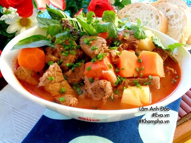 Thịt bò kho nước dừa hoàn thành, bày ra tô lớn cùng rau thơm và hủ tiếu, món ăn chuẩn vị miền Nam