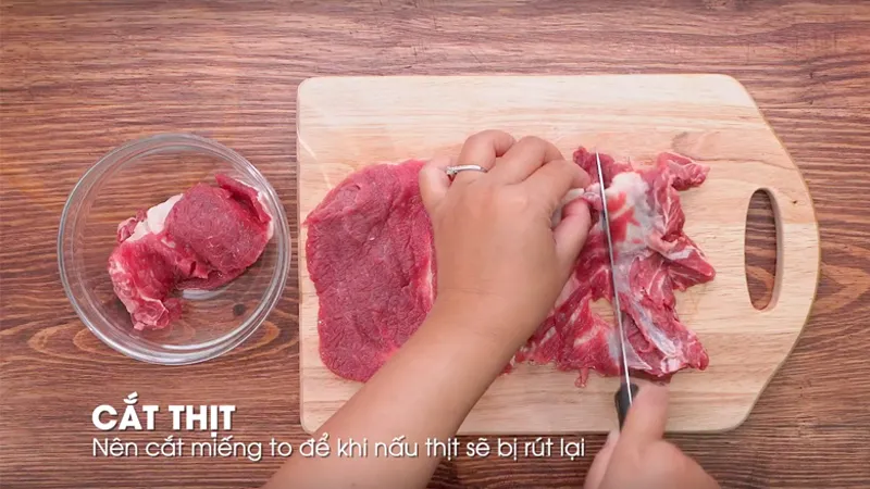 Cắt thịt bò miếng vừa