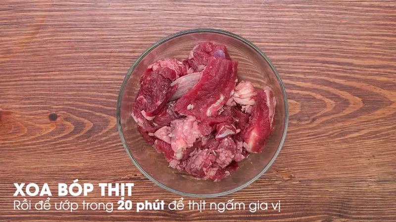 Ướp thịt bò với gia vị