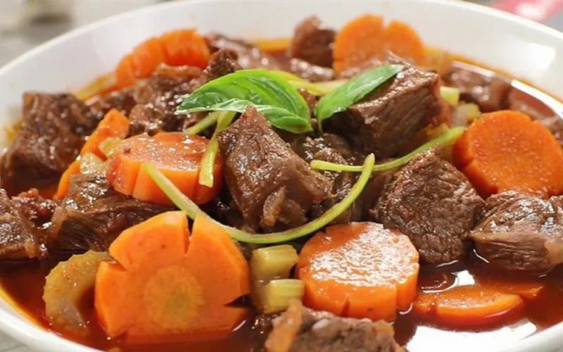 Cách thưởng thức bò sốt vang