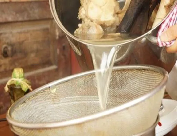 Ninh xương heo để lấy nước dùng ngọt thanh cho bún mắm