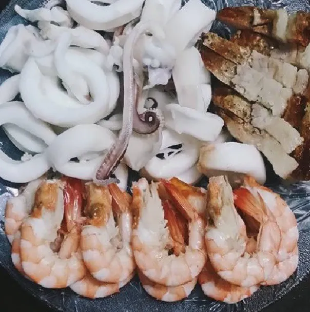 Sơ chế tôm, mực và thịt heo quay cho món bún mắm