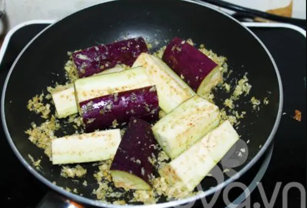 Xào cà tím với hành tỏi sả để tăng hương vị