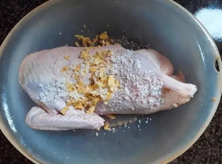 Thịt vịt đã làm sạch hoàn toàn mùi hôi tanh bằng gừng và rượu