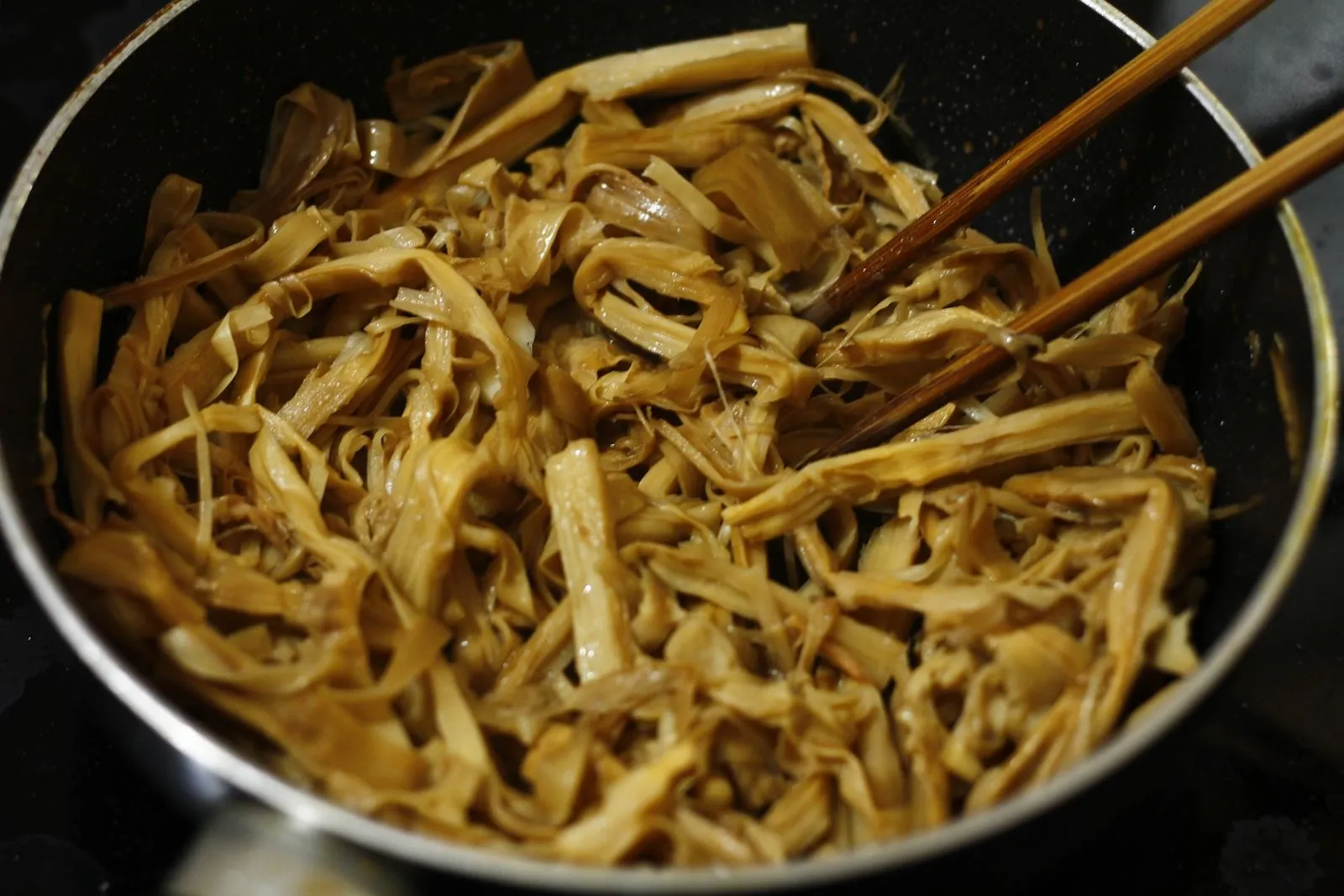 Măng khô đã được xào qua với hành tím băm và nêm nếm gia vị