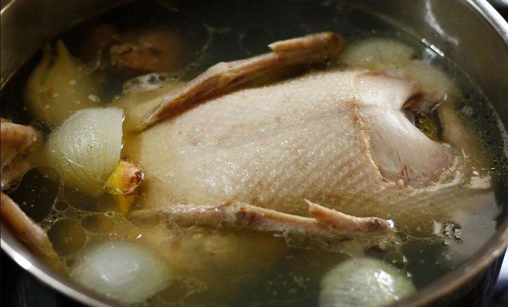 Vịt sau khi luộc chín vớt ra ngâm nước lạnh để da săn và không bị thâm