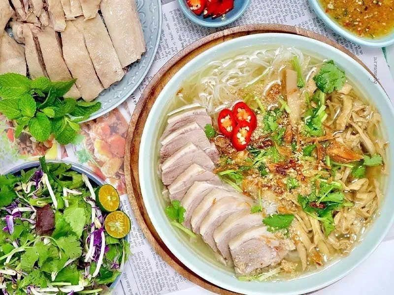 Thưởng thức món bún măng vịt nóng hổi cùng mắm gừng và rau thơm