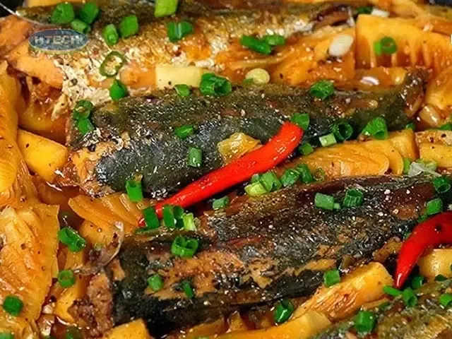 Quá trình xếp cá nục, măng và thịt ba chỉ vào nồi, phủ nước kho trước khi đun