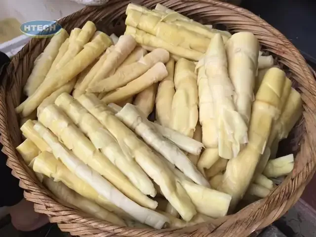 Quá trình kho cá nục với măng tươi đang sôi liu riu trên bếp